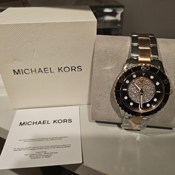 Michael kors womans Runway black dial rose two tone stainless steel watch - Picture 3 of 9